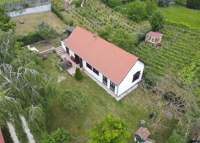 Semesterbostad Badacsonyi Preshaz *